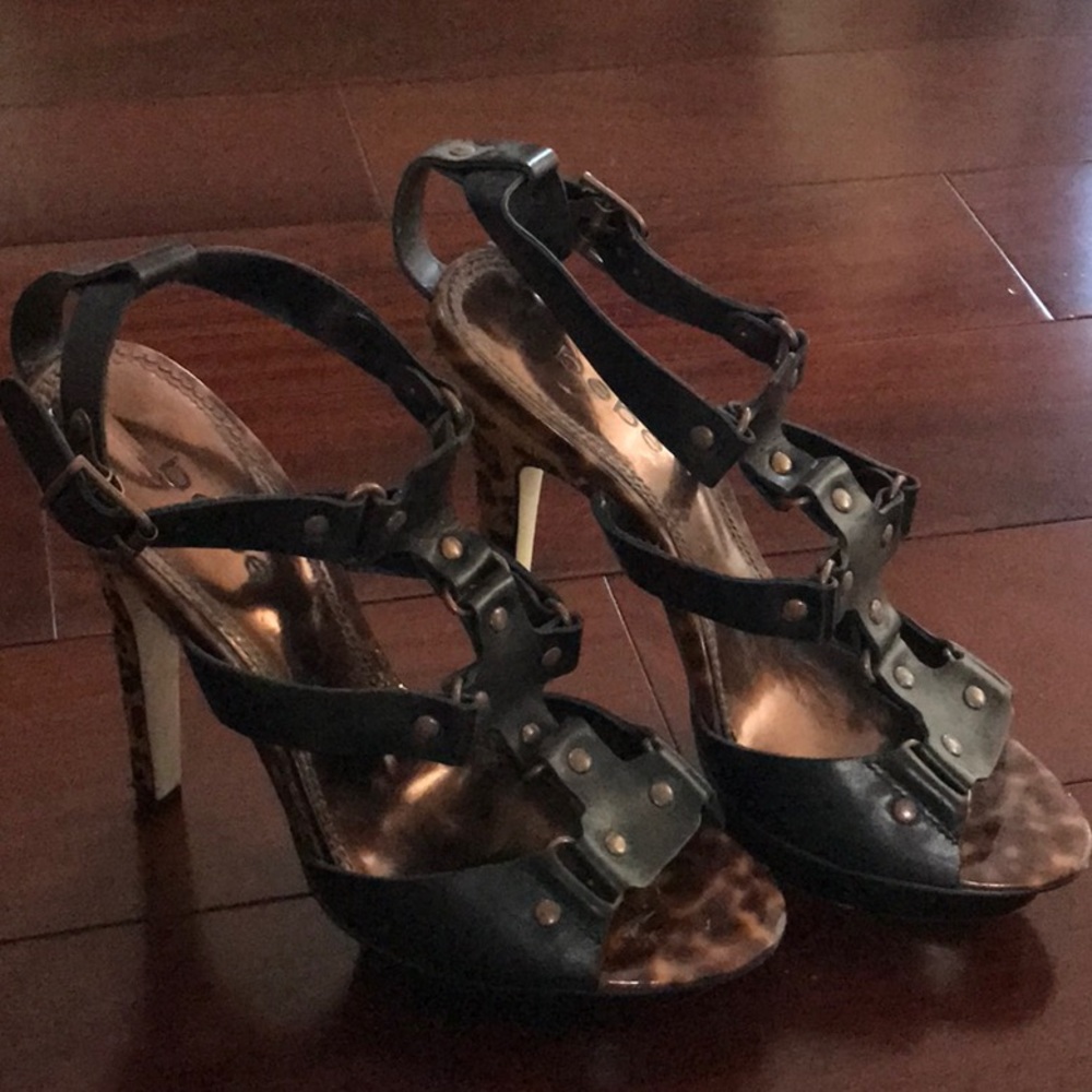 Shoes - Picture 2 of 4